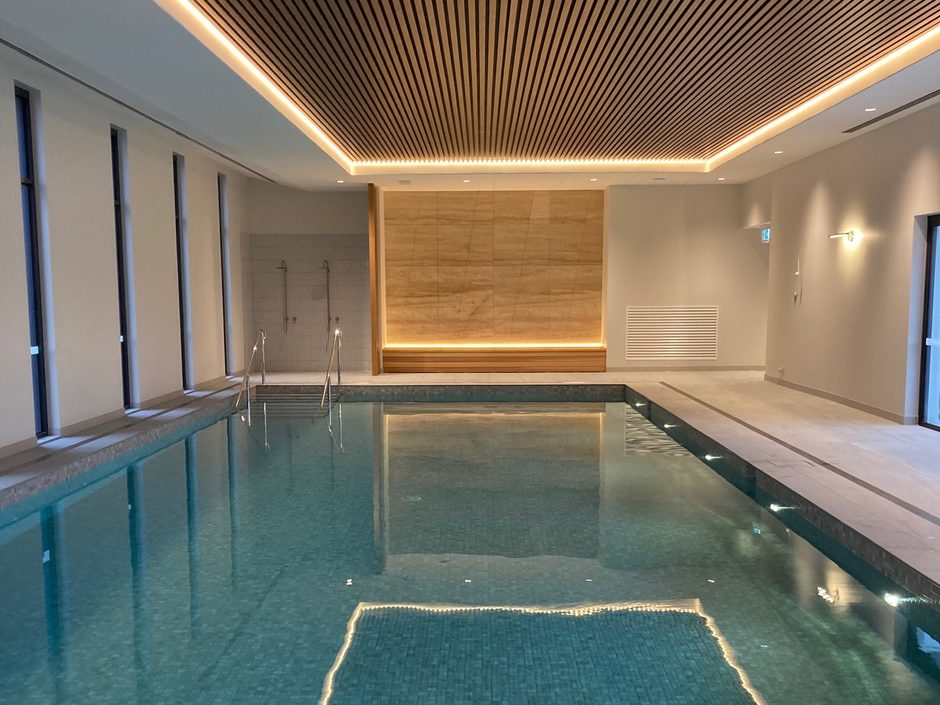 Fully tiled interior aquatic vessel with integrated architectural lighting