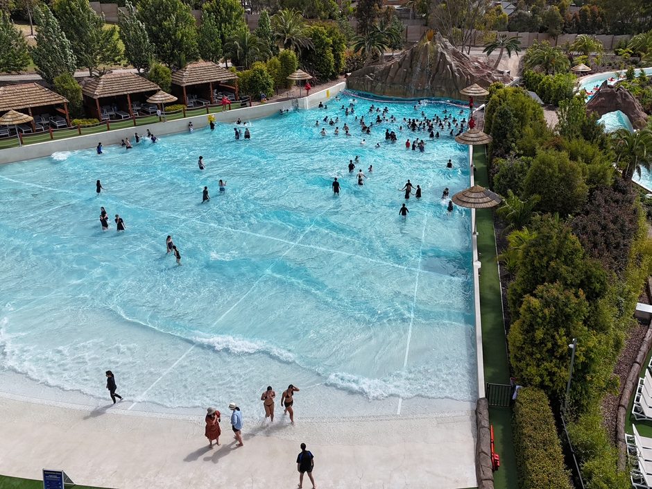 Wave pool with beach-entry construction in operation